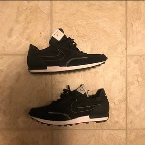 LIKE NEW NIKE DBREAK TRAINING SHOE BLACK
